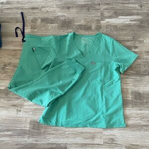 Figs scrubs SET. Top- Large, Botton- Large/ Petite